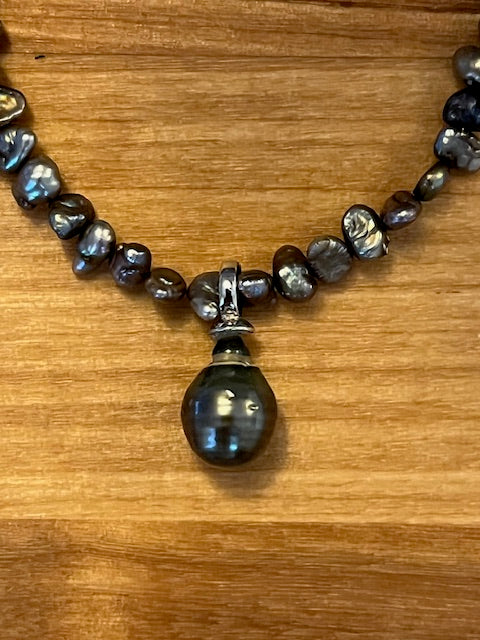 Freshwater pearl bracelet with tahitian pearl charm