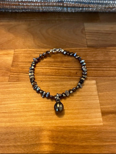 Freshwater pearl bracelet with tahitian pearl charm