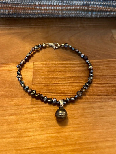 Freshwater pearl bracelet with tahitian pearl charm