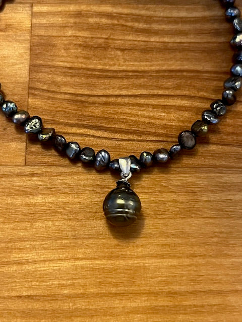 Freshwater pearl bracelet with tahitian pearl charm