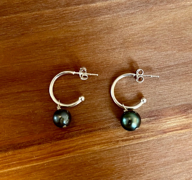 Sterling silver hoop post earring with tahitian pearl charm