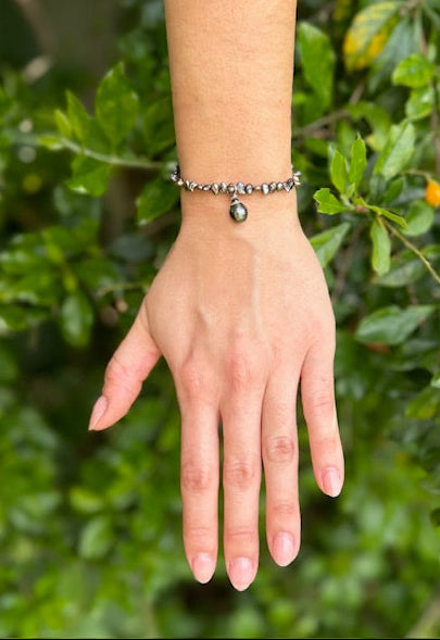 Freshwater pearl bracelet with tahitian pearl charm