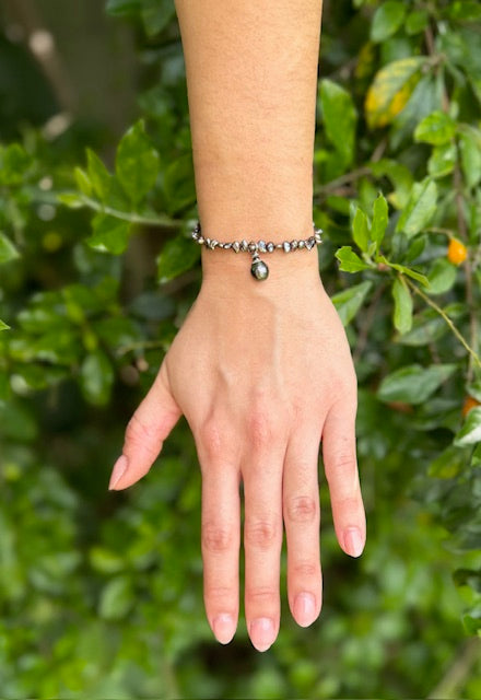 Freshwater pearl bracelet with tahitian pearl charm