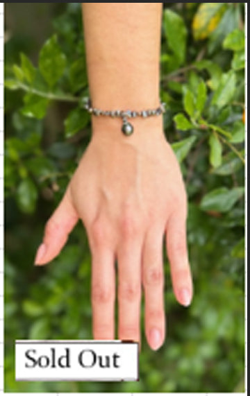 Freshwater pearl bracelet with tahitian pearl charm